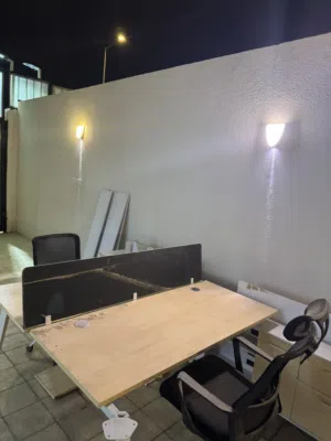 طاولات اجتماعات وابواب عوازل ومكتبين بارتشن