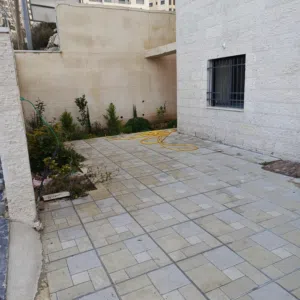 شقة للبيع مدخل وحديقة جديد غير مسكون