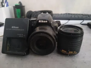 للبيع Nikon D5500 مع عدستين (35mm عزل + 18-55). تصوير احترافي، شاشة لمس (فيها كسر بسيط ما يؤثر)