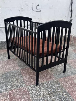 سرير بيبي وعرباي أطفال بحال الوكالة