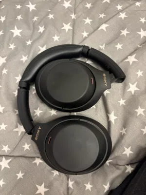 سماعات WH-1000XM4 Sonyمستعمل خفيف جدا السماعه من اميركا معاها فقط شاحن اصلي اللون اسود