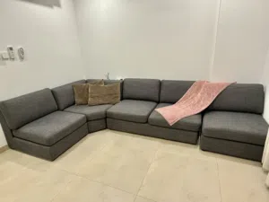 Modern Grey L-Shaped Sofa – Excellent Condition كنبة زاوية (L Shape) رمادية بحالة ممتازه ونظيفة جداً