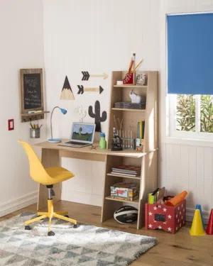 مكتب مع رفوف للكتب بتصميم عصري