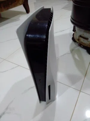 بلايستيشن 5 مع ملحق شاحن مزدوج