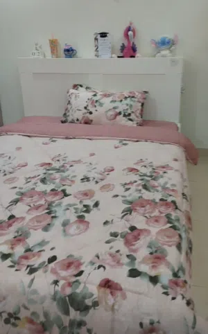 سرير لشخصين من ايكيا مع ارفف وادراج 45دينار وقابل لتفاوض