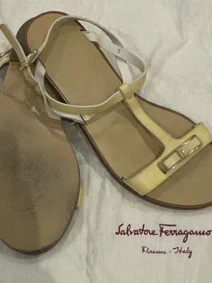 حذاء ماركة سالفتورا فيرقانو  مستعمل استعمال بسيط