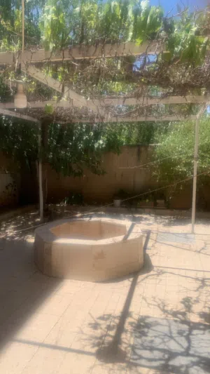 فيلا للبيع ابو نصير حارة 4 طابقين نظام امريكي مستقلة مساحة البناء 250متر مربع مع حديقة وارض جانبية