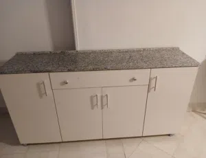 قطعة مطبخ خشب  طبيعى بالرخامة  المطبخ بتتحرك على عجل مساحتها 165 × 45 سم استعمال بسيط