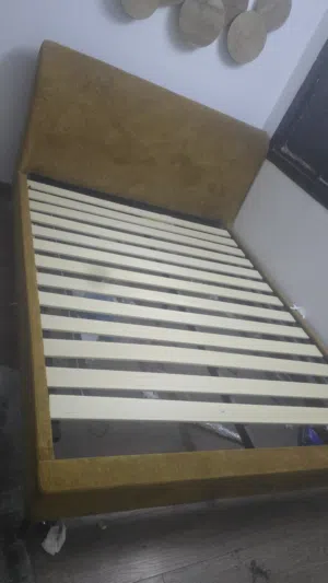 سرير نوم خشب جديد اللون جملي السعر قابل للتفاوض