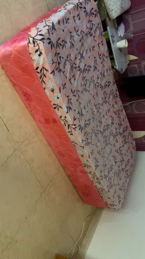 سرير وردي مفكوك التاج
