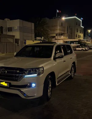للبيع لندكروزر v6 GXR  2017