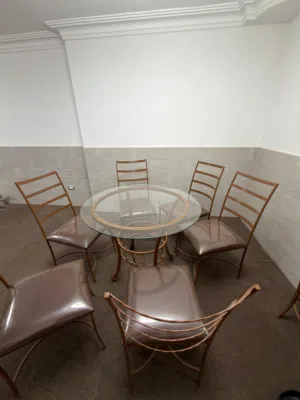 طاولة زجاج سفرة وكراسي حديد للبيع
