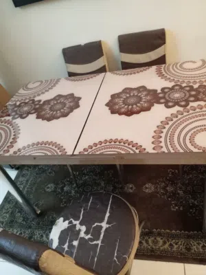 للبيع طاولة سفره بحالة جيده الكراسي 4 كراسي بدهم صيانه خفيفه