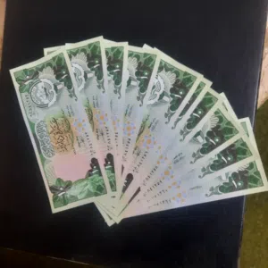 مائة دينار كويتي اصدار قديم فىة 10 دنانير متسلسل الارقام اوراق جديدة كليا
