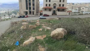 ارض سكنيه مميزه جدا مطله ومرتفعه على شارعين خلف قصر الاميره بسمه للبيع