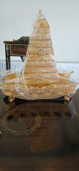 مضيفة فناجين قهوة سادة