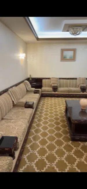 يوجد كنب بحاله الجديد سبب البيع للحاجه