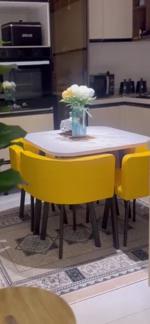 طاولة اكل بحجم اربع كراسي