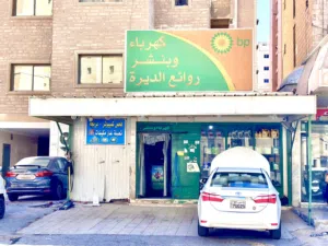 للبيع محل في موقع حيوي في الفروانية وبمدخول جيد ( كهرباء وبنشر )