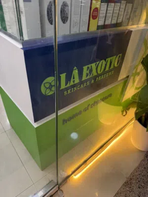 ارفف وستاندات محل للبيع بحاله ممتازه showcase and shelevs for sale in very Exellent condition