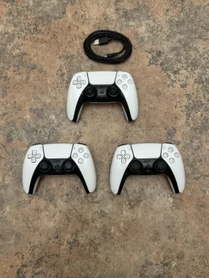 يدين ps5 اصليات للبيع