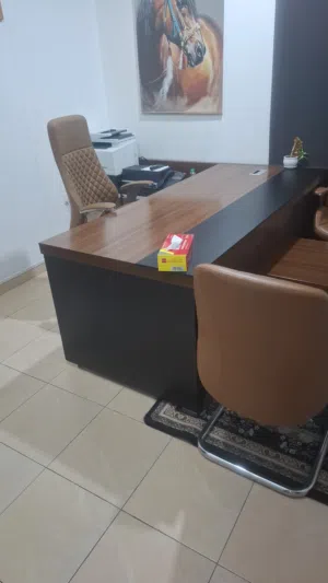 اثاث مكاتب وطاولة اجتماعات مكاتب موظفين