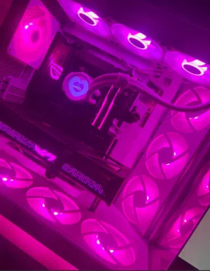 كمبيوتر ألعاب قوي وحديث بمواصفات عالية وأداء خارق للألعاب الحديثة والتصميم الثقيل .