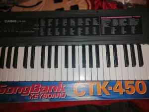لوحة مفاتيح موسيقية (أورج) من طراز Casio CTK-450.
