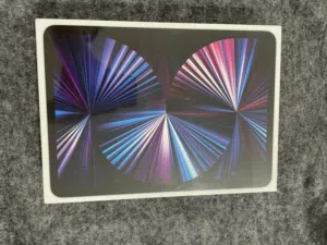 Ipad pro 11 inch اللون (فضي) مساحته (256GB) جديد بالكرتونة