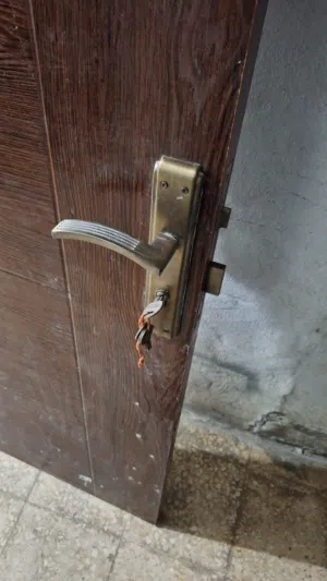 باب خشب متين محترم ثقيل  قياس  222  سم  في 70 سم