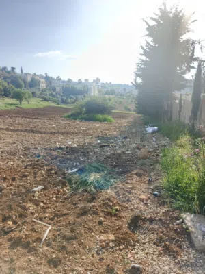 الفحيص الحمر أ، ض للبيع مميزه مستويه على شارعين الخدمات متوفره