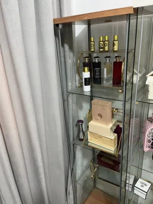 للبيع خزانه عطور او كتب او اي استخدام