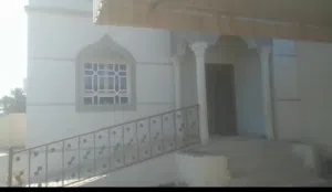 يوجد منزل بيع  عمر المنزل 10سنوات  موقع صحار صويحره خلف جامعه صحار