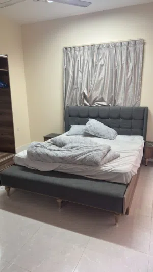 غرفة نوم مع كنبات