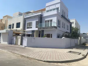 فيلا راقيه كورنر بموقع مميز بالمنى بوشر