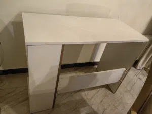 مكتب دراسة/كمبيوتر بحالة ممتازة للبيع