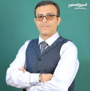 الدكتور محمد هيكل معلم اللغة العربية للصفوف الخامس للصف الثاني عشر