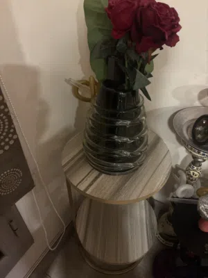 طاولة جانبيه مع فازه جديده