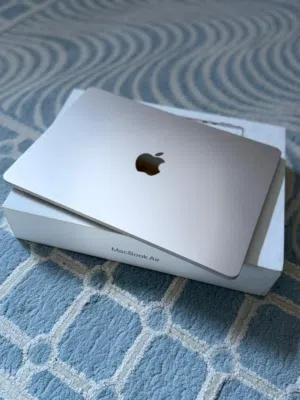Apple MacBook Air 2022 laptop with M2 chip ( PRICE NEGOTIABLE)