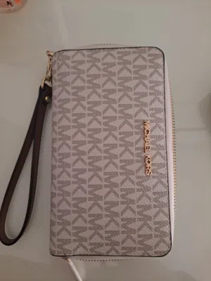 محفظة ماركة مايكل كورس Michael Kors أصلية وجديدة مع حزام يد