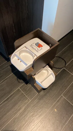 حاملة أكل وماء للحيوانات الأليفة