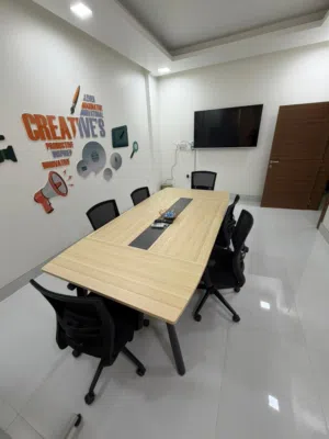 Meeting Table with Chairs – Excellent Condition طاولة اجتماعات مع كراسي – بحالة ممتازة