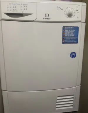 نشافة ملابس إنديسيت (Indesit) بحالة ممتازة