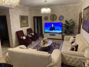 طقم كنب 7 مقاعد بيج ونبيذي كبتونيه للبيع بحالة ممتازة