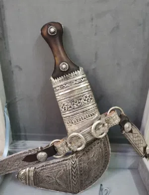 خنجر تحفة بقرن زراف افريقي