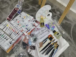 ادوات رسم فنيه الوان زيتيه وفرش وستادندات رسم عدد2  ولوحه كانفس 60 حجم مستعمله الالوان لمرة واحده .