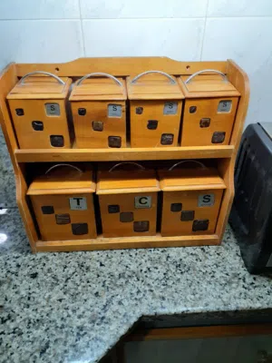 طقم للسكر والشاي والقهوه والبهارات من الخشب 7قطع 3 حم كبير و4حجم وسط مع حمالتهم