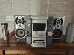 vitage Sony MHC-RV2 Mini Hi-Fi Component System 3 Disc AM with speakers and remote controller