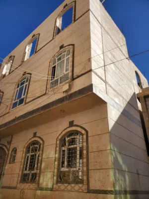 بيت للبيع ثلاثه دور مسلح حجر بيضاء