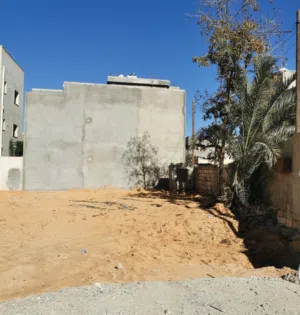 قطعة أرض سكنية 500م في زناته بالقرب من طريق الجامعه وداخل المخطط وعلى واجهتين والحي سكني